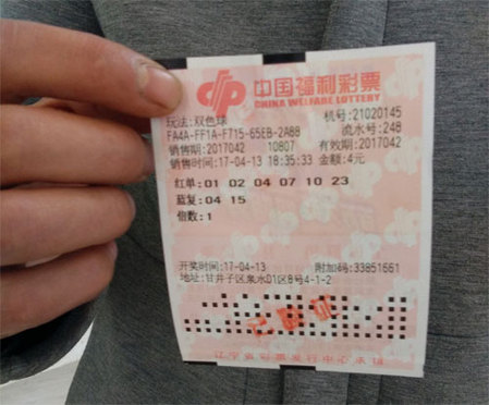 杨若晴感受到了陈屠户充满杀意的目光，抬起头来直视回去。